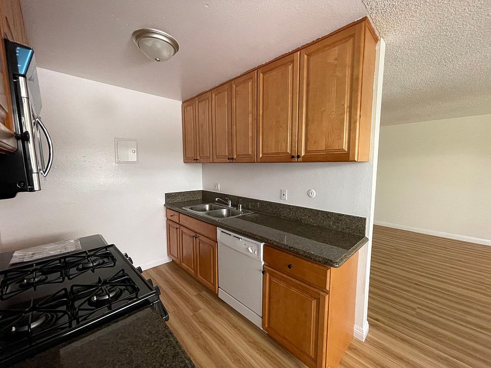 1st image of 636 W Wilson Ave #106