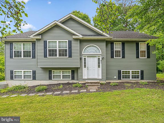 4th image of 21 Presley Ln