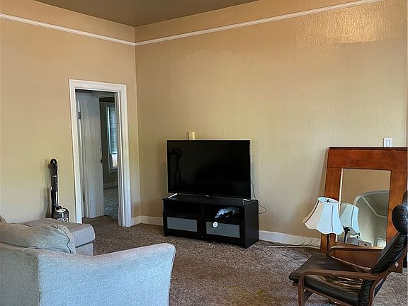 3rd image of 745 W 3rd St