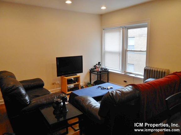 3rd image of 3924 N Pine Grove Ave #3S