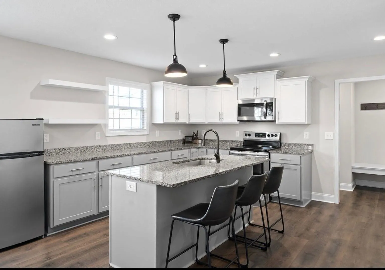 Spacious 4BR House in Clarksville — Photo 2