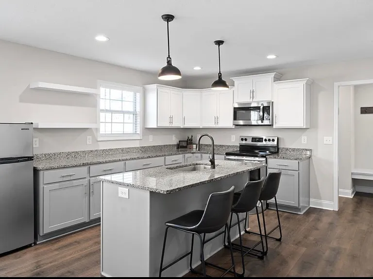 718 Banister Dr — Photo 2