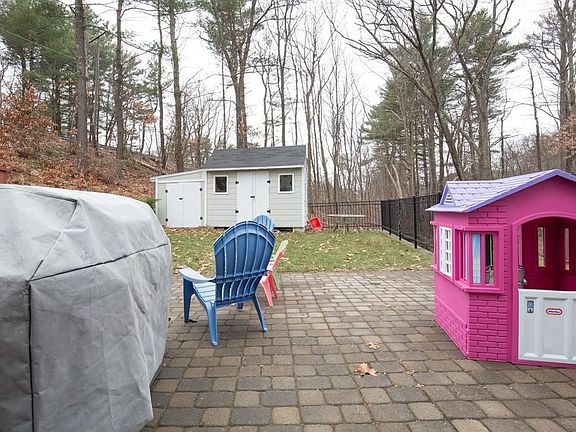 5th image of 77 Rosewood Ave