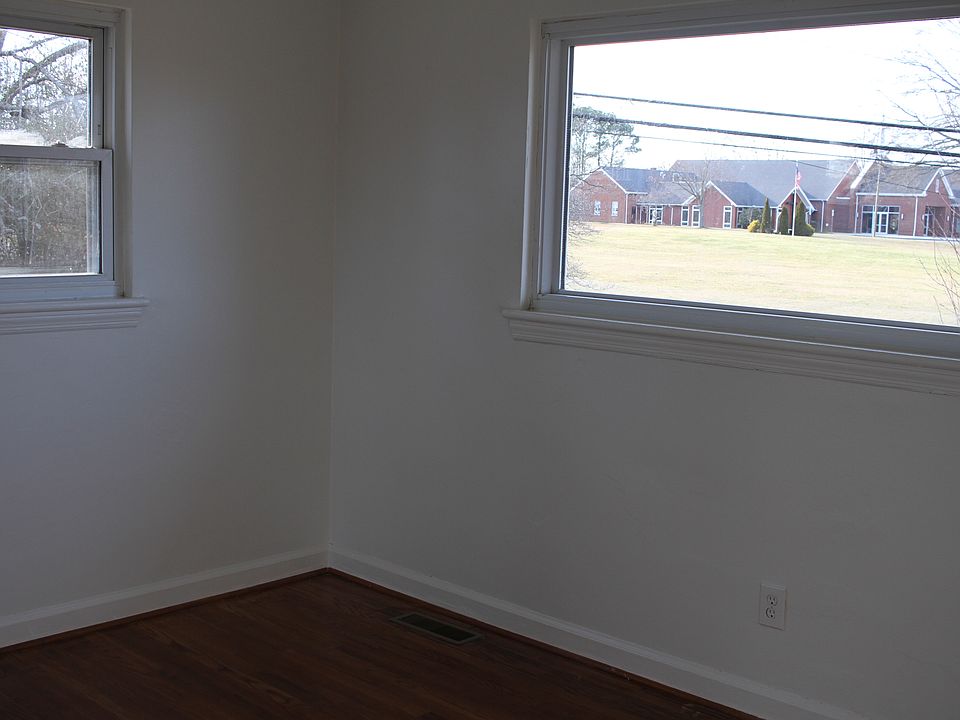 2nd image of 902 E Barton Ridge Rd