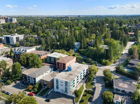 930 N Royal Ave SW #4, Calgary, AB T2T 0L5