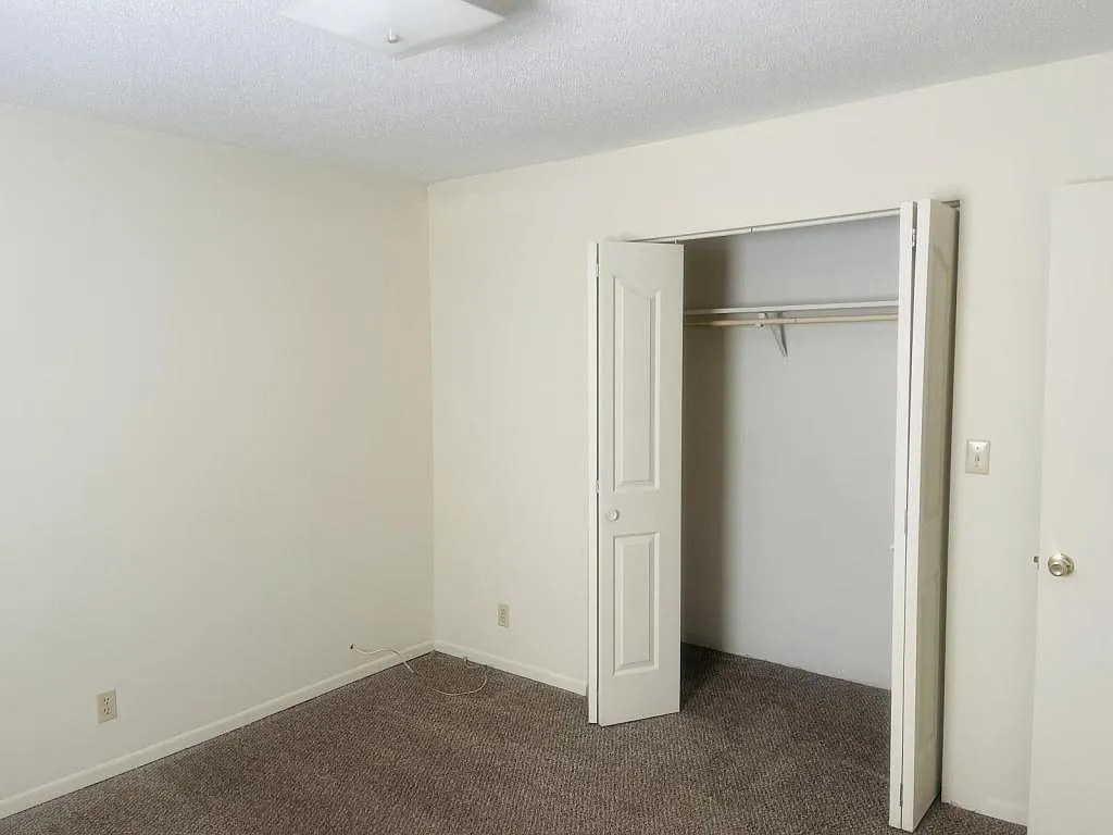 501 E Reeves St, apt b — Photo 4