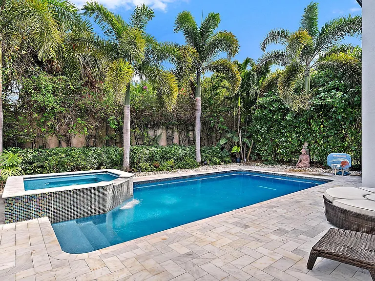 542 N Cypress Dr — Photo 16