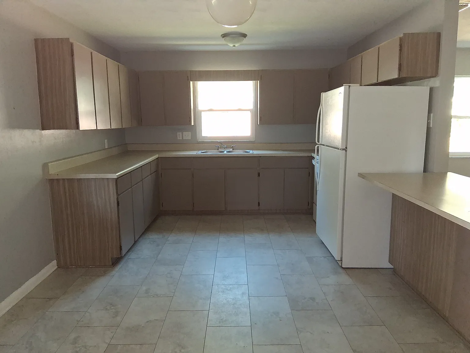 3 bed, 1232 sqft, $2,100 — Photo 4