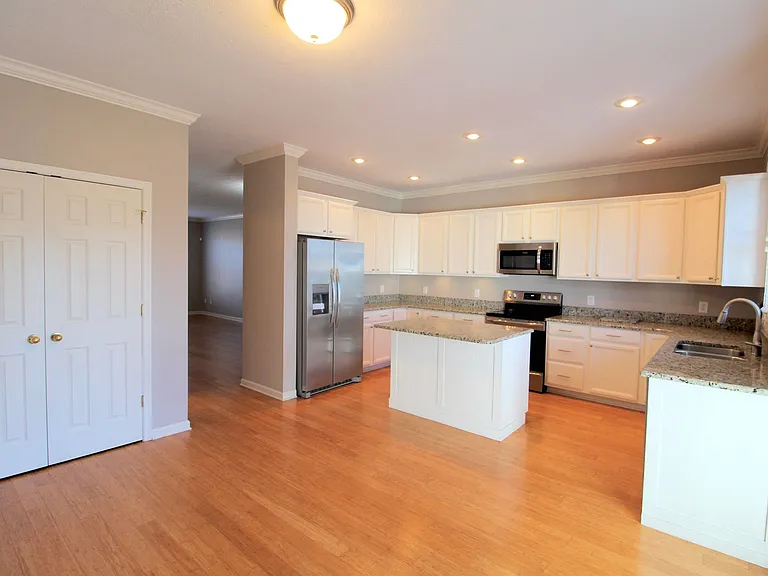 2189 Deyerle Ave — Photo 9