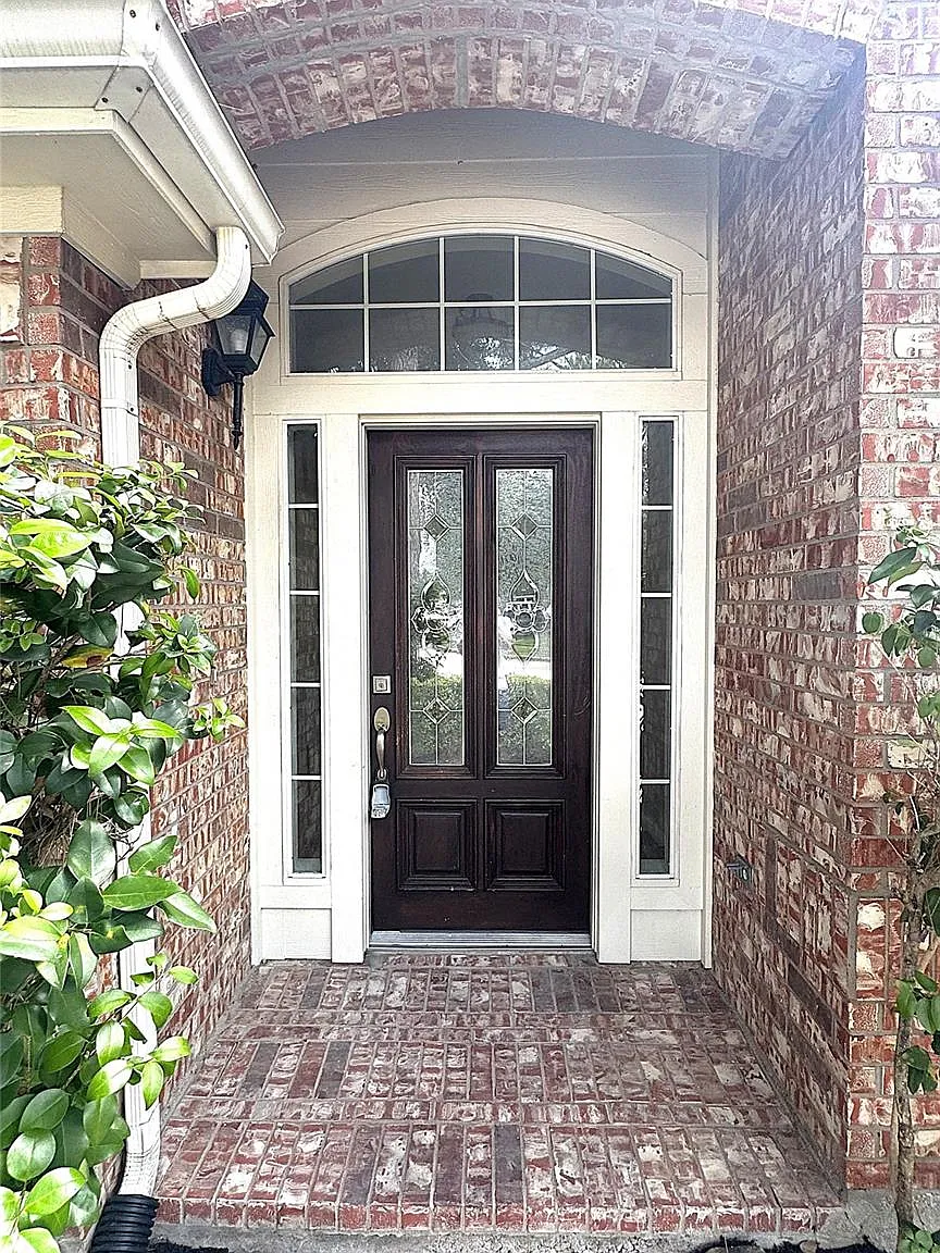 4 bed, 2.0 bath, 2142 sqft, $2,450 — Photo 2