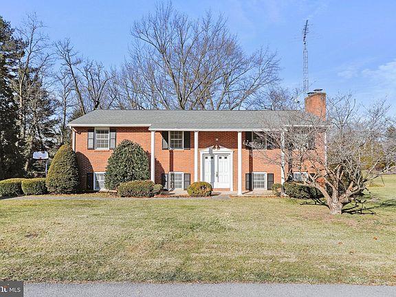 3rd image of 1912 Applewood Dr