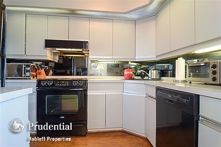 4th image of 3930 N Pine Grove Ave APT 1816
