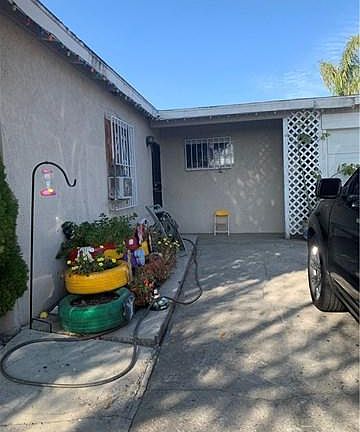 4th image of 1564 S Monterey Ave