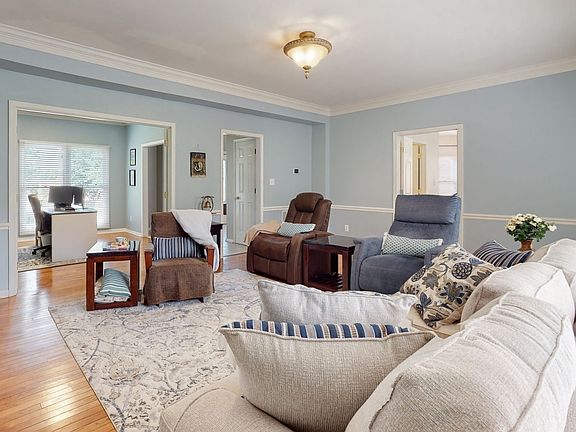 4th image of 488 Ridgestone Dr