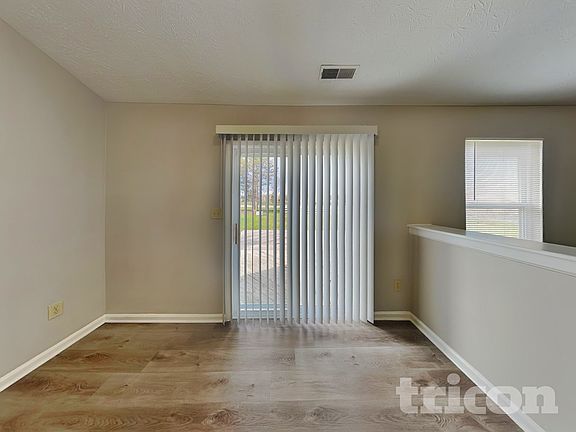 3rd image of 1082 Sunmeadow Cir