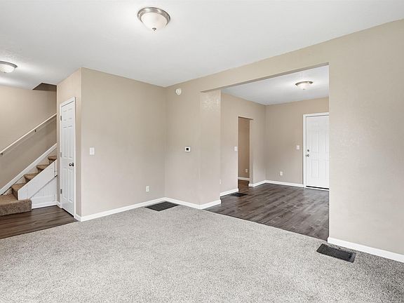 5th image of 336 S Hackett Rd