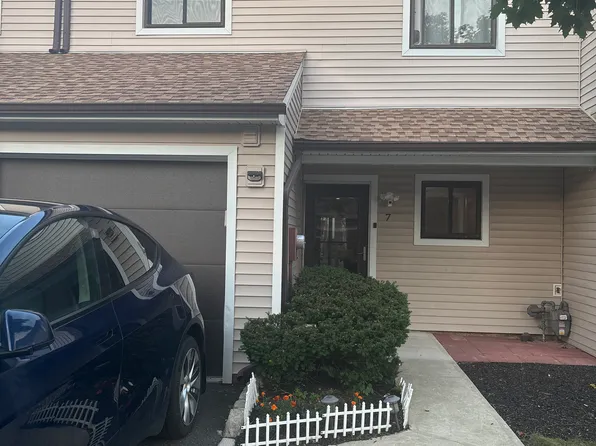 7 Marigold Ct, Edison, NJ 08820