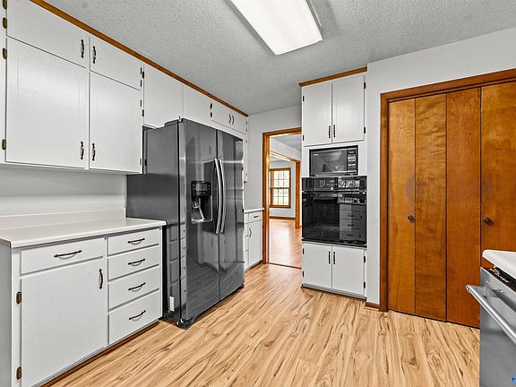 5th image of 245 Wood St