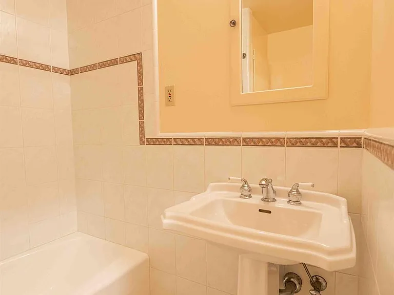 1918 Filbert St #103 — Photo 3