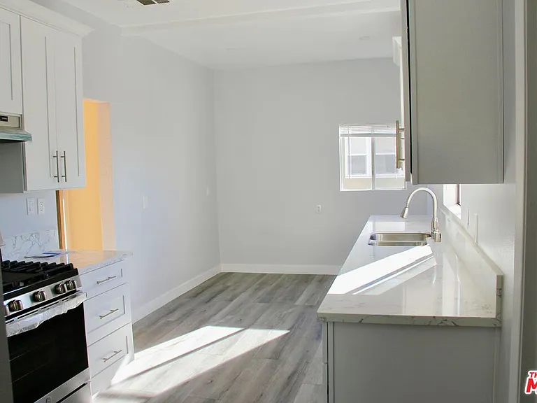 1239 S Hudson Ave — Photo 6