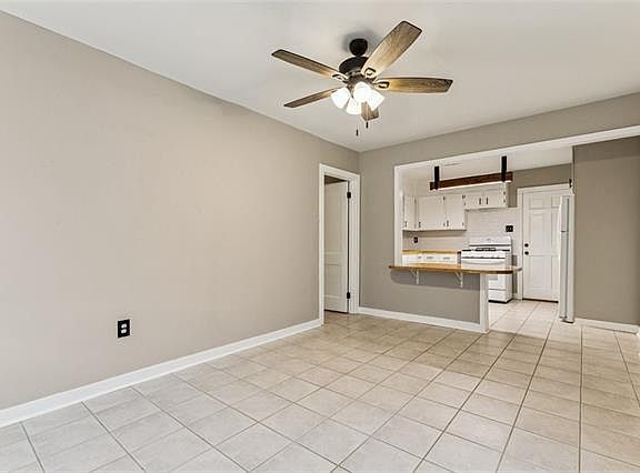 3rd image of 2320 Claire Ave