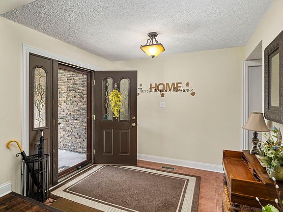 4th image of 115 Essex Ln