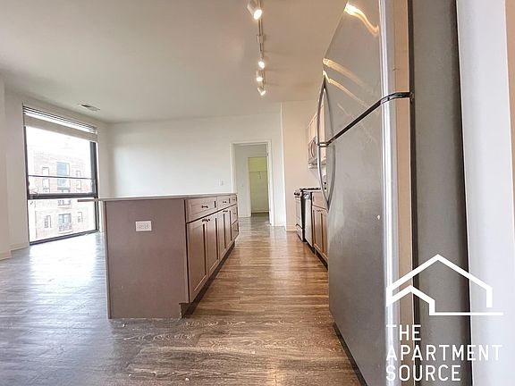 4th image of 826 N Milwaukee Ave #405