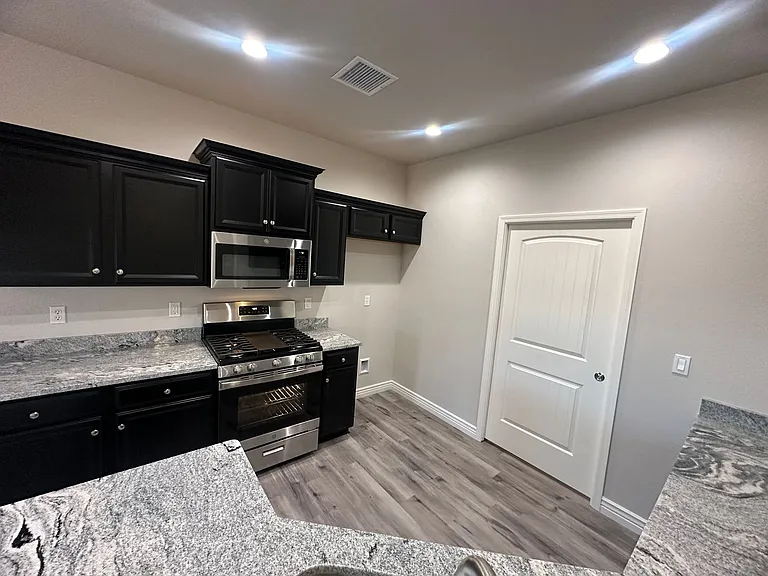 2743 Chambers Ave — Photo 44