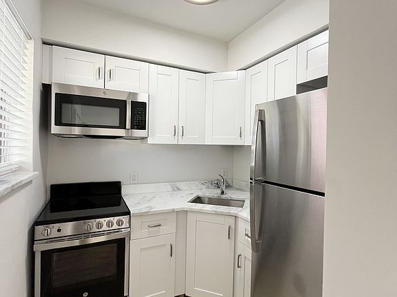 2nd image of 2 Isle Of Venice Dr APT 4