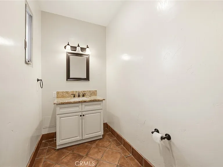 1918 Harriman Ln — Photo 16
