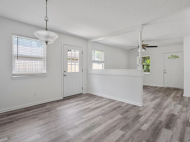 860 W 6th St — Photo 11