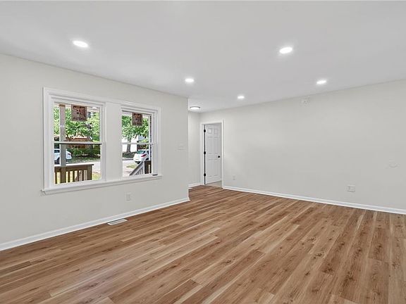 3rd image of 109 Fischer Dr