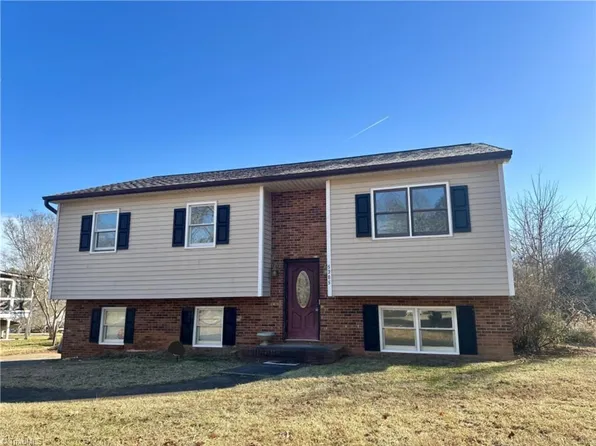 5285 Belews Creek Rd, Walkertown, NC 27051