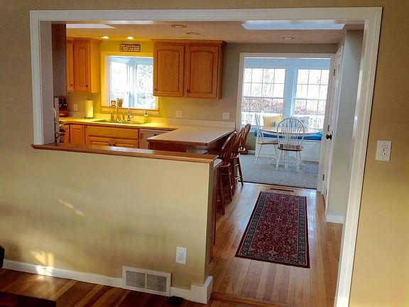 5th image of 18 Carolyn Dr