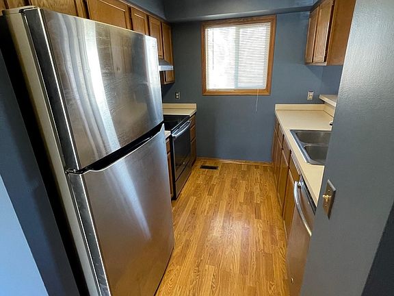 5th image of 916 W Burt Dr