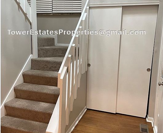 2-story foyer with coat closet and laminate flooring