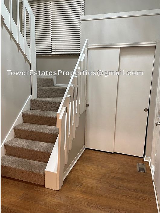 2-story foyer with coat closet and laminate flooring
