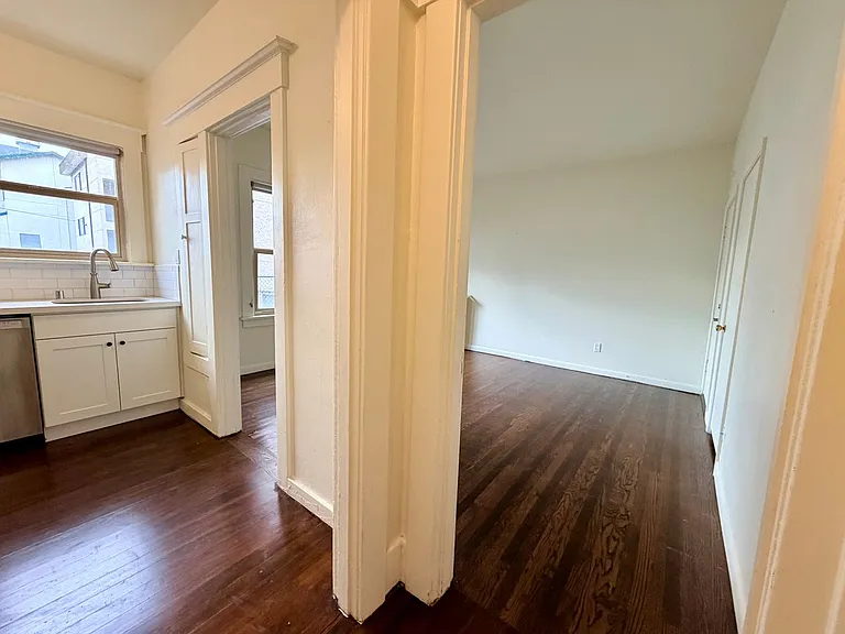 5234 University Way NE — Photo 7