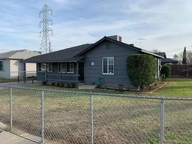 1900 Grand Ave — Photo 1