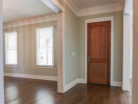 5th image of 264 Ingleside Ave N
