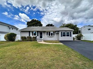 5 Eagle Ln, Farmingdale, NY 11735
