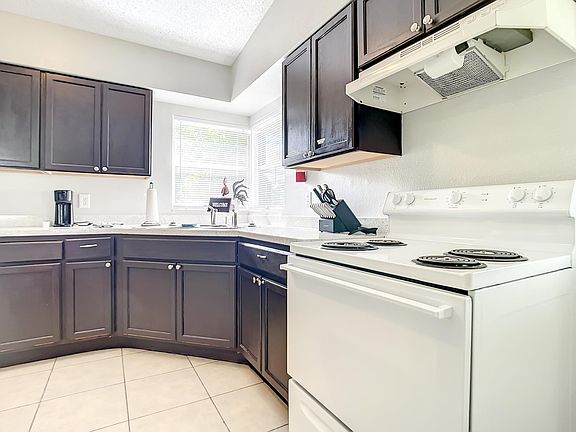 5th image of 1423 N Normandy Blvd