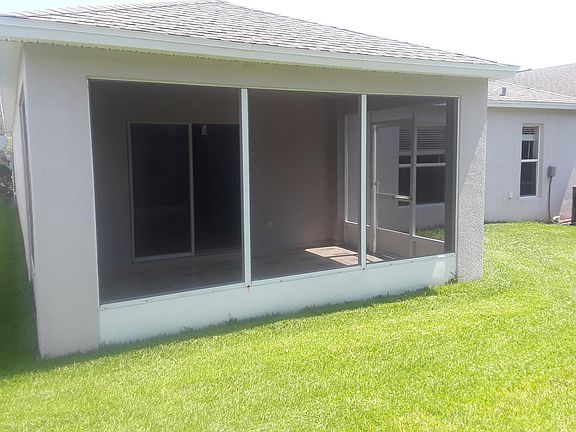 3rd image of 831 Greenleaf Cir