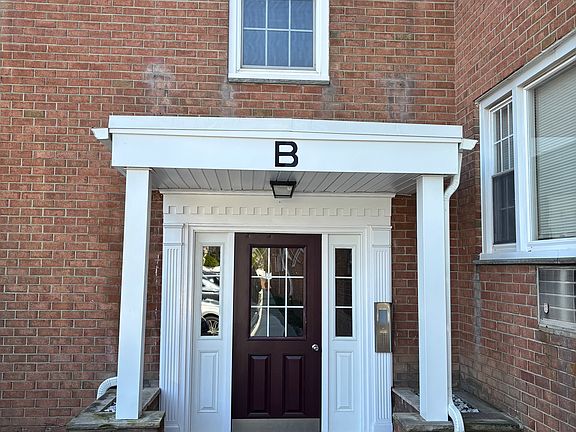 2nd image of 565 Grove St APT B3