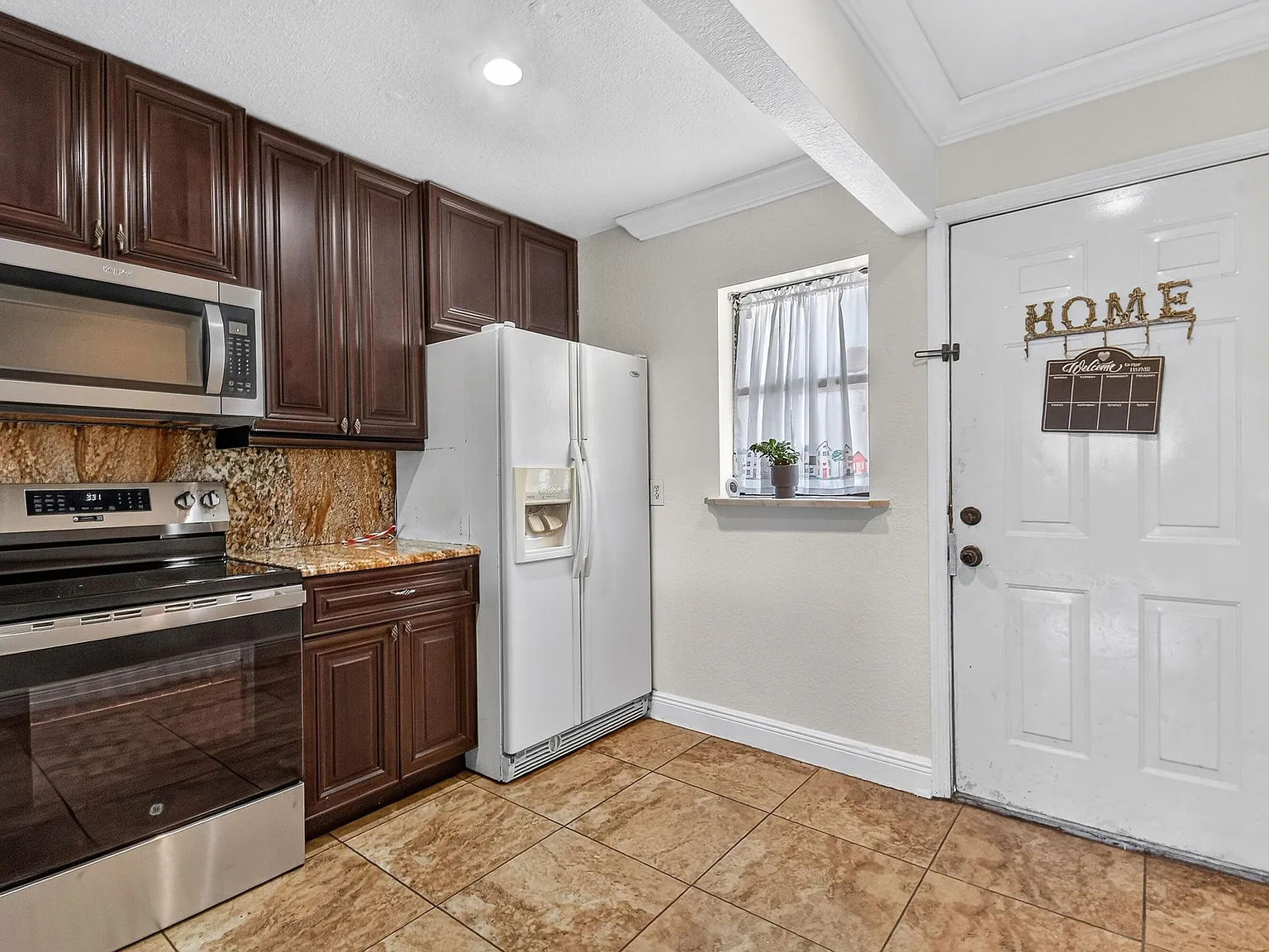 2 bed, 2.0 bath, 744 sqft, $1,600 — Photo 2