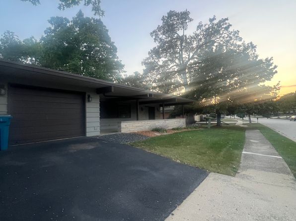 1290 Prestwick Ln