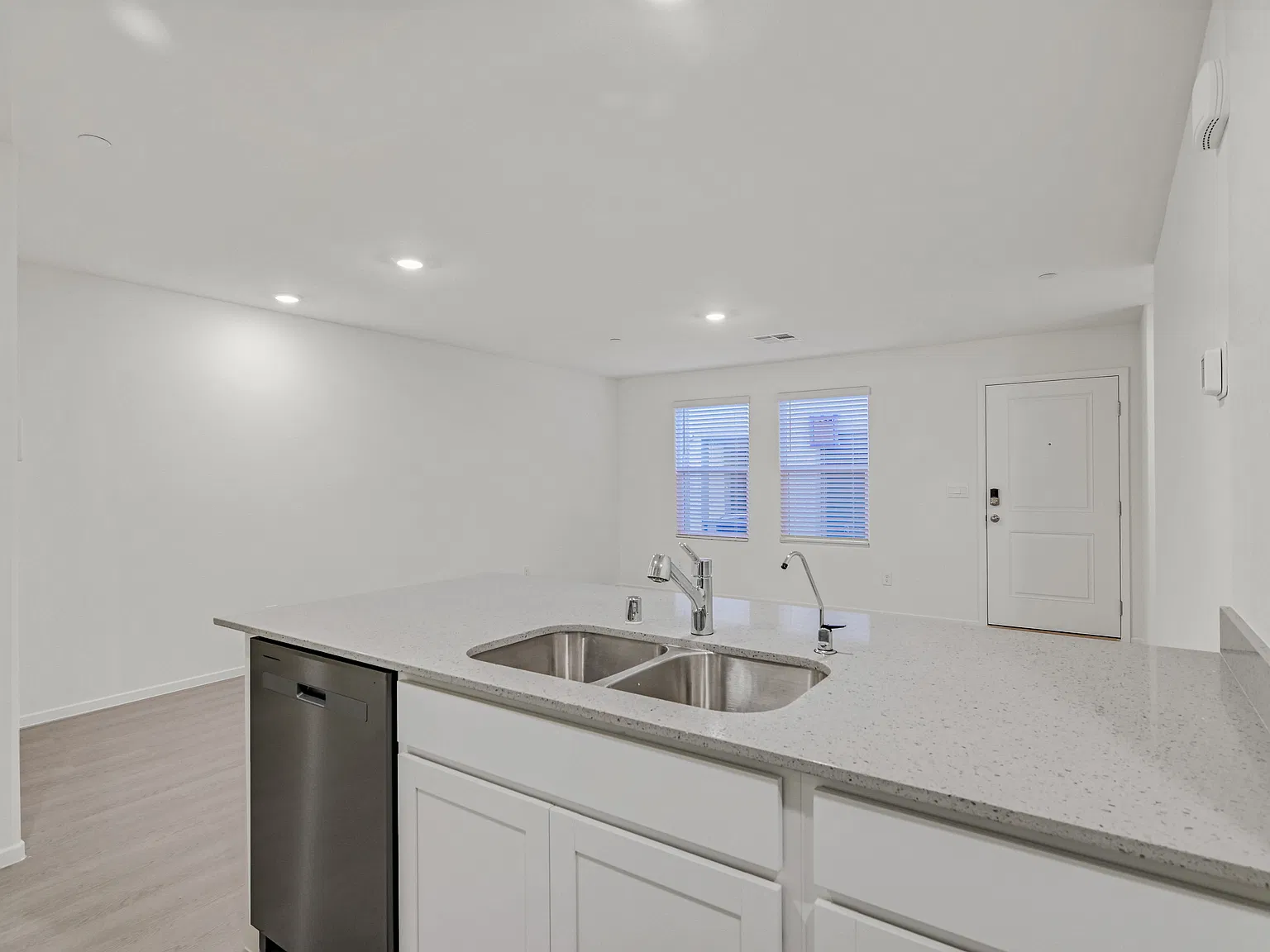 3 bed, 2.5 bath, 1309 sqft, $2,100 — Photo 4