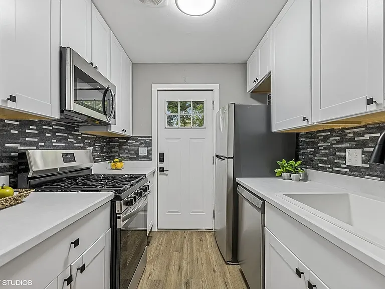 350 Meadow Ct — Photo 3
