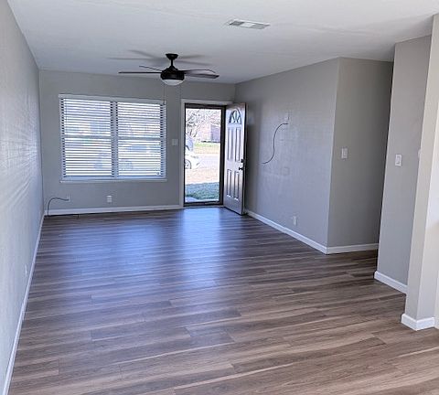 4th image of 109 E Oak St