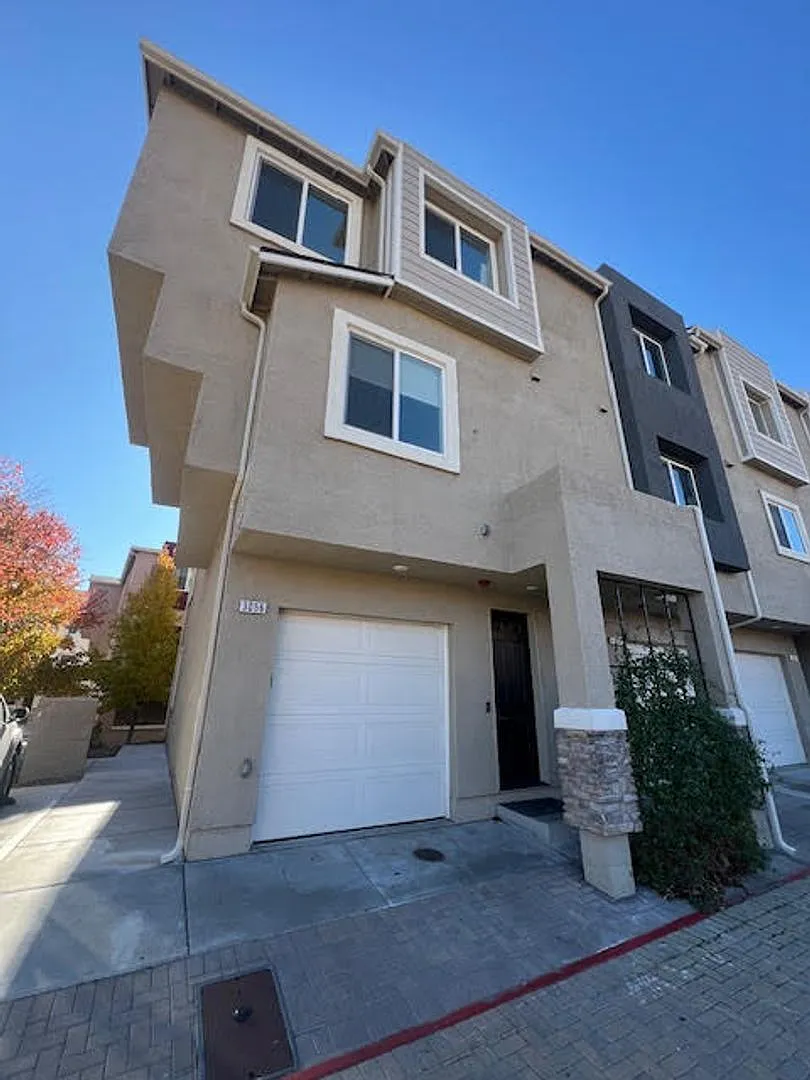 Freshly Painted Larger End Unit Condo for Rent! — Photo 2